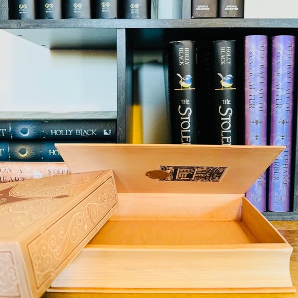 Fairyloot Exclusive Secret Book - Collection of Megical Tomes Vol. 4 - Picture 11 of 12